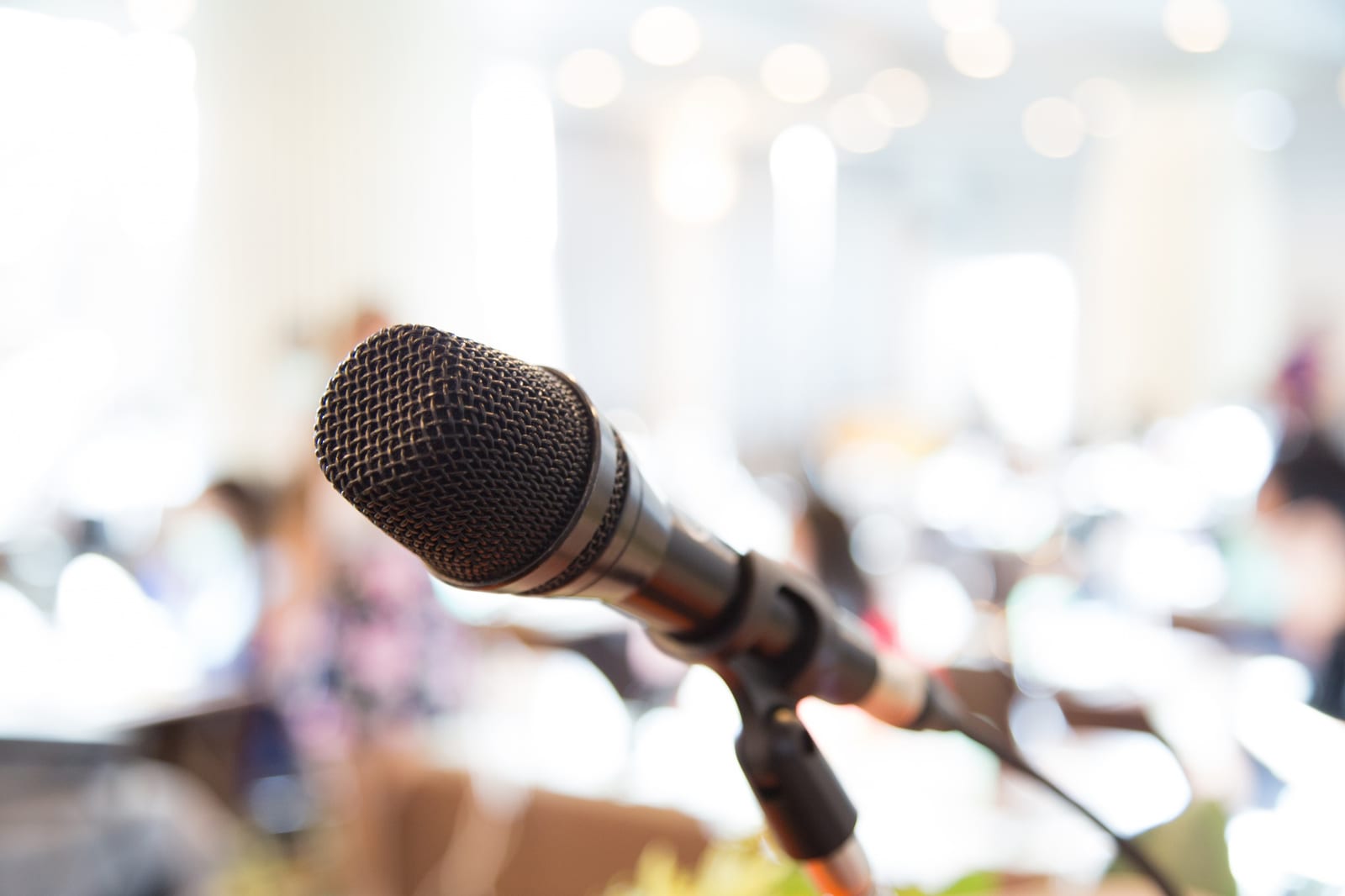 Microfono su un podio in una sala conferenze